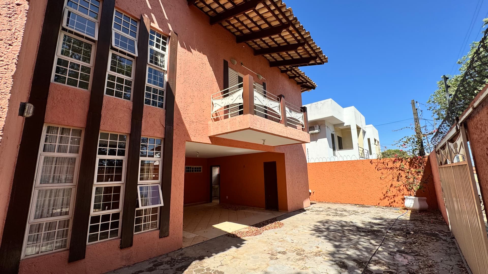 Casa de Esquina com 4 Quartos e Piscina à Venda na 206 Sul – Palmas/TO