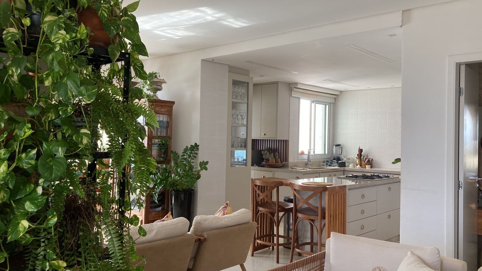 Apartamento de alto padrão 3 suítes mobiliado no Imperador do Lago