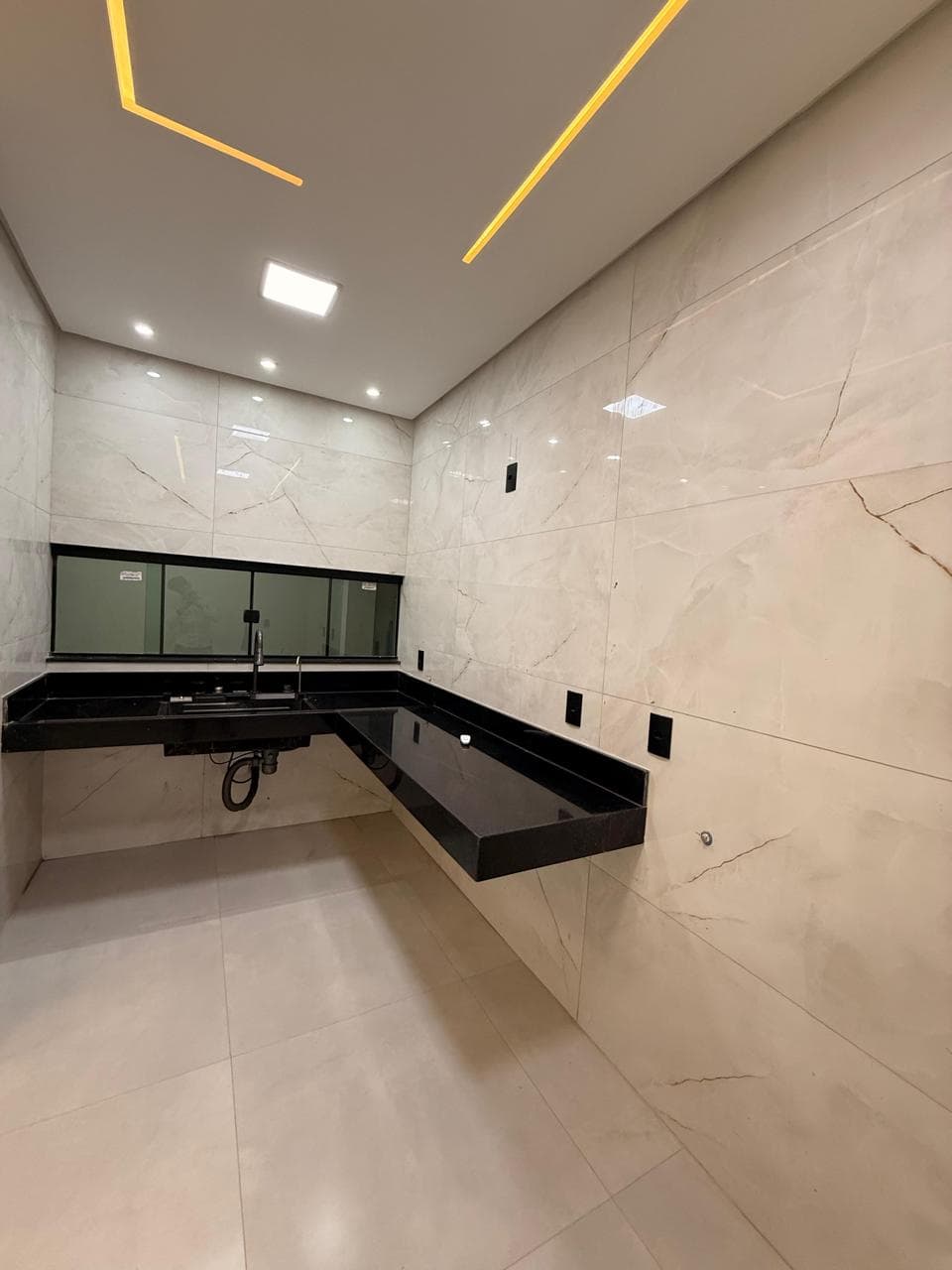 Casa moderna à venda na 505 Sul com 3 suítes e área gourmet em Palmas
