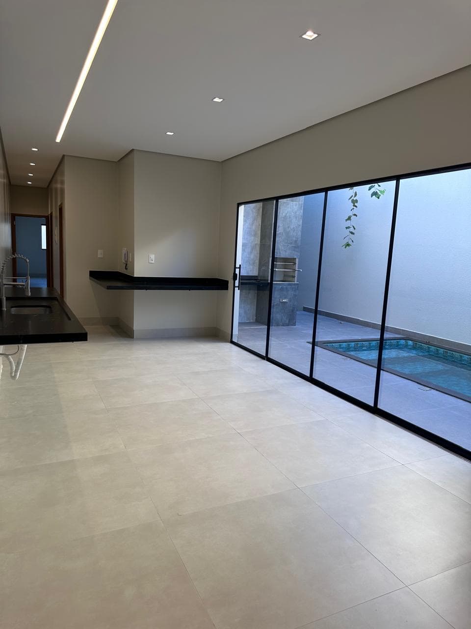 Casa nova à venda na 407 Sul com piscina aquecida e 3 quartos em Palmas