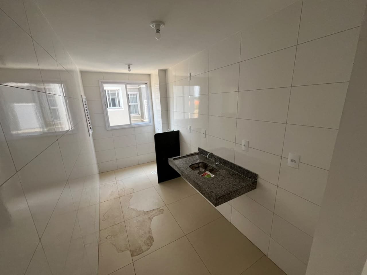 Apartamento 2/4 no Brisas do Lago com codominio incluso e IPTU