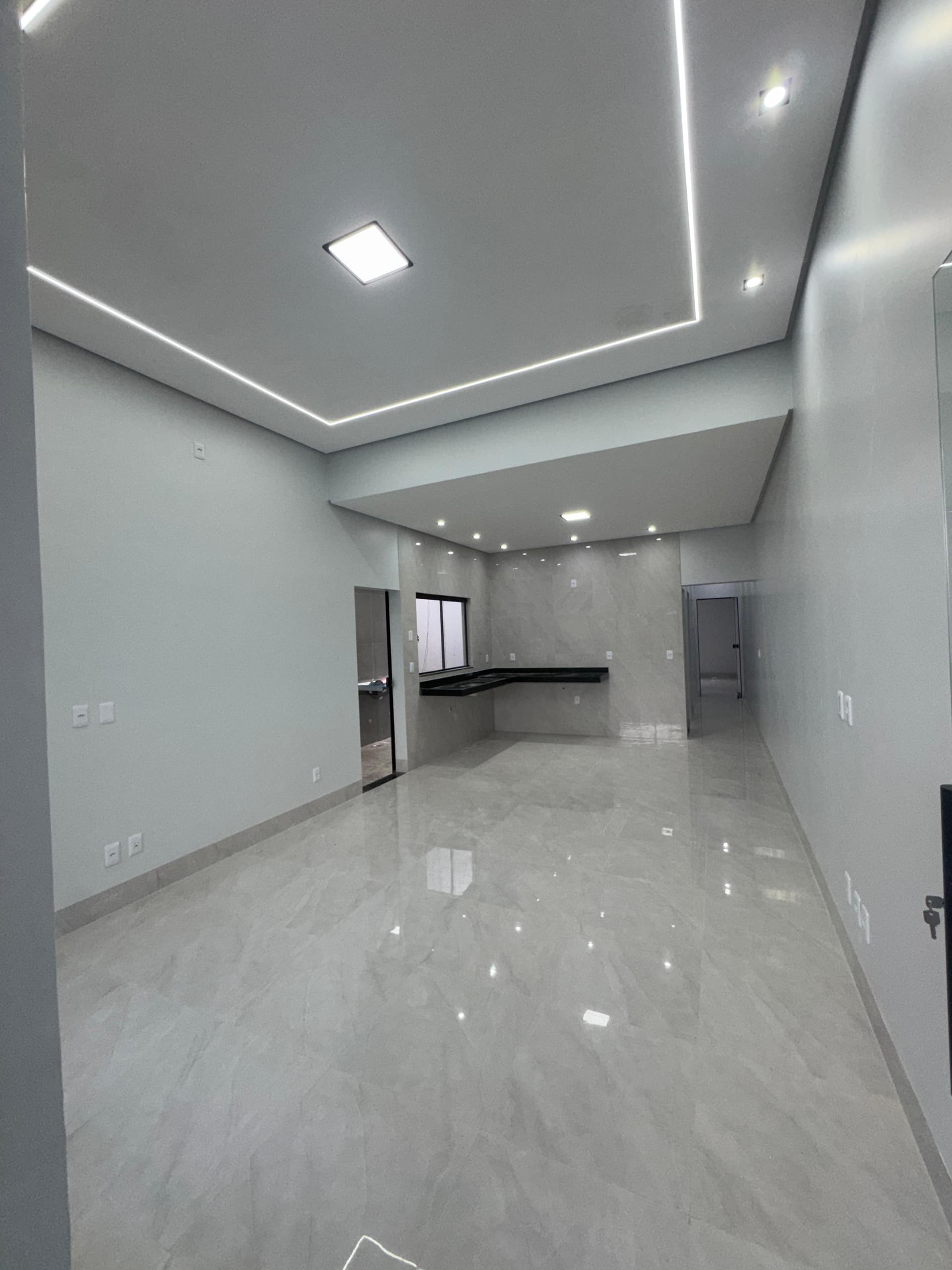 Casa nova desmembrada, 2 quartos com pé direito alto e varanda gourmet no nascente