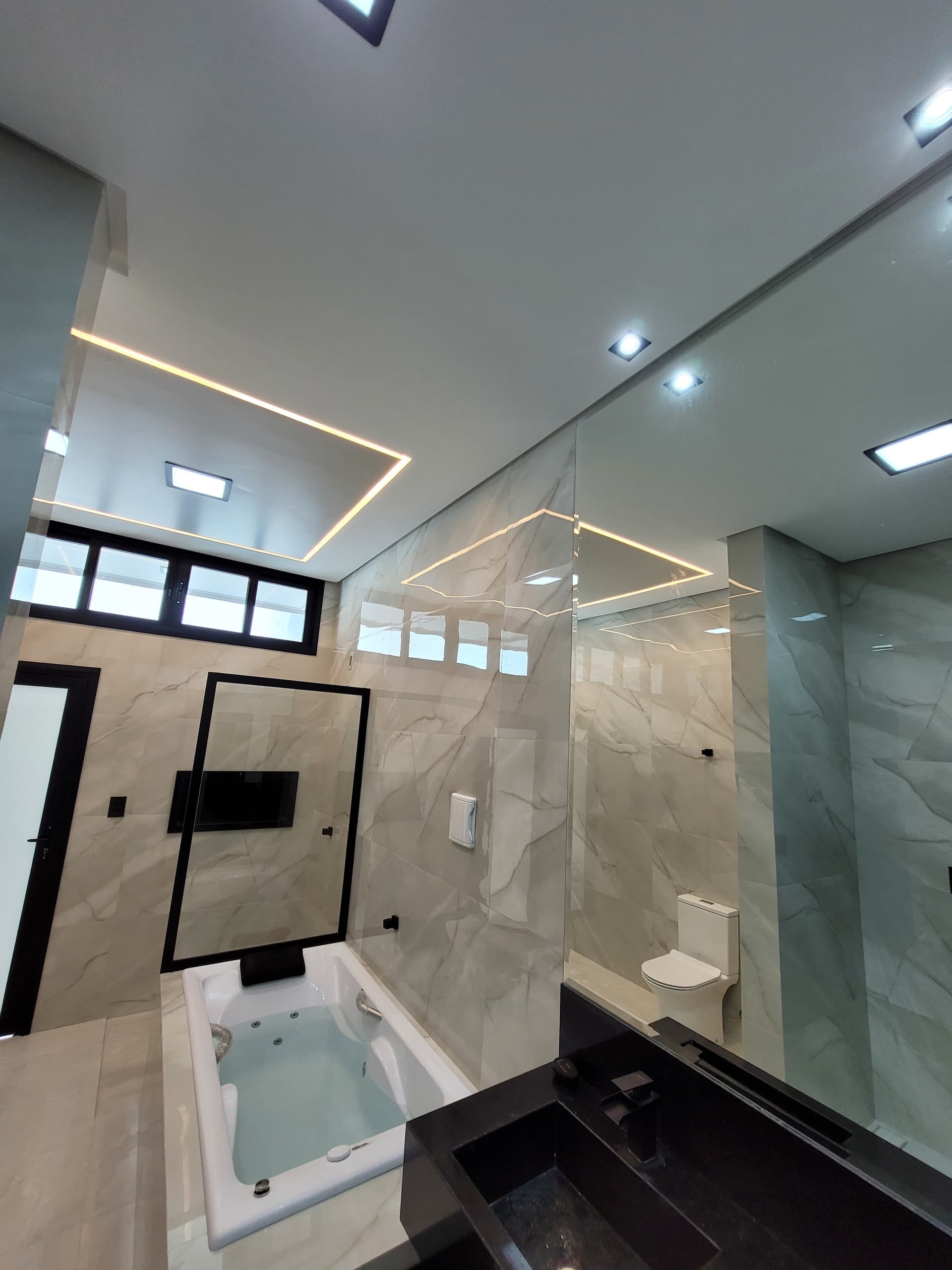 Casa alto padrão com 3 suítes, piscina aquecida e energia solar na 405 Sul em Palmas