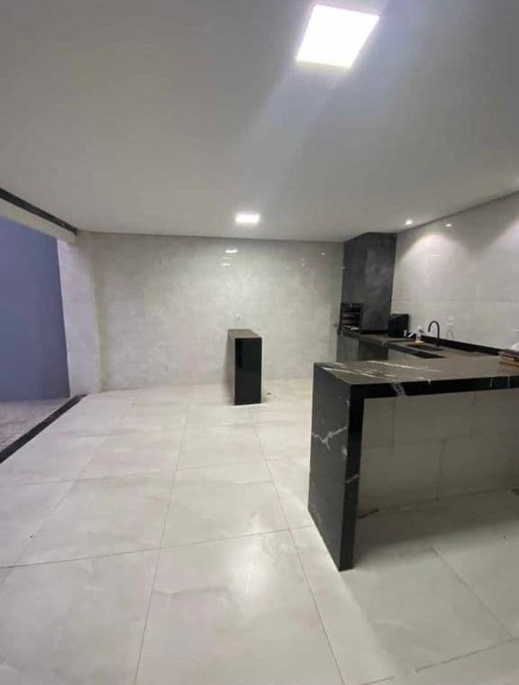 Casa 2 quartos com área gourmet e amplo terreno no Jardim Laila