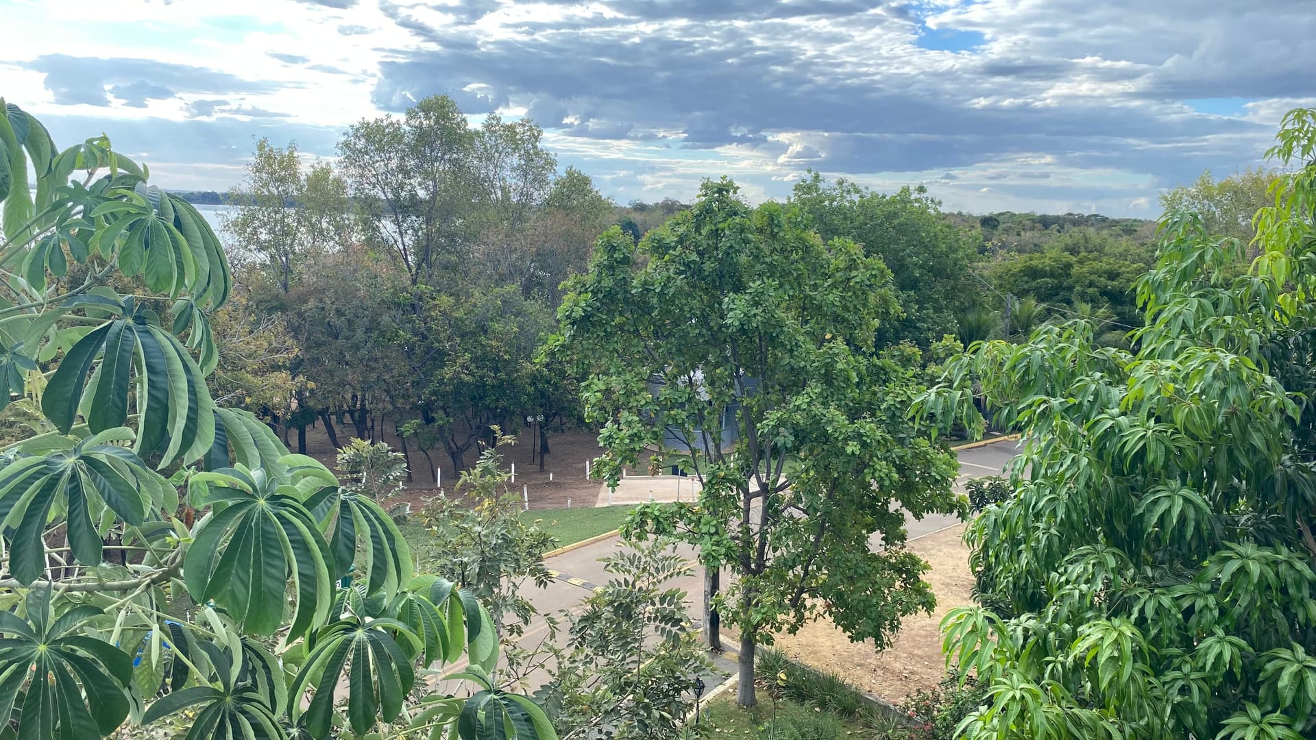 Lote de 550 m² de frente para a praia no Condomínio Mirante do Lago