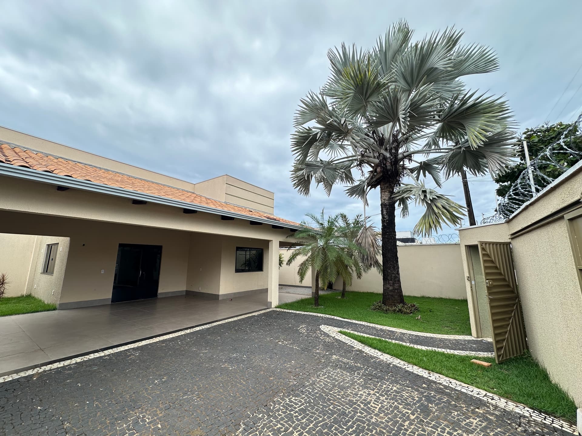 Casa de alto padrão com piscina e 3 quartos na 407 Sul em Palmas