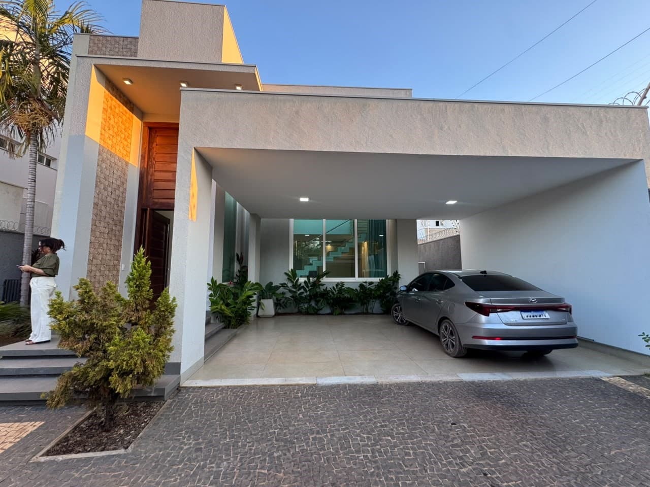 Sobrado de alto padrão com piscina e 3 suítes para locação na 303 Sul – Palmas/TO