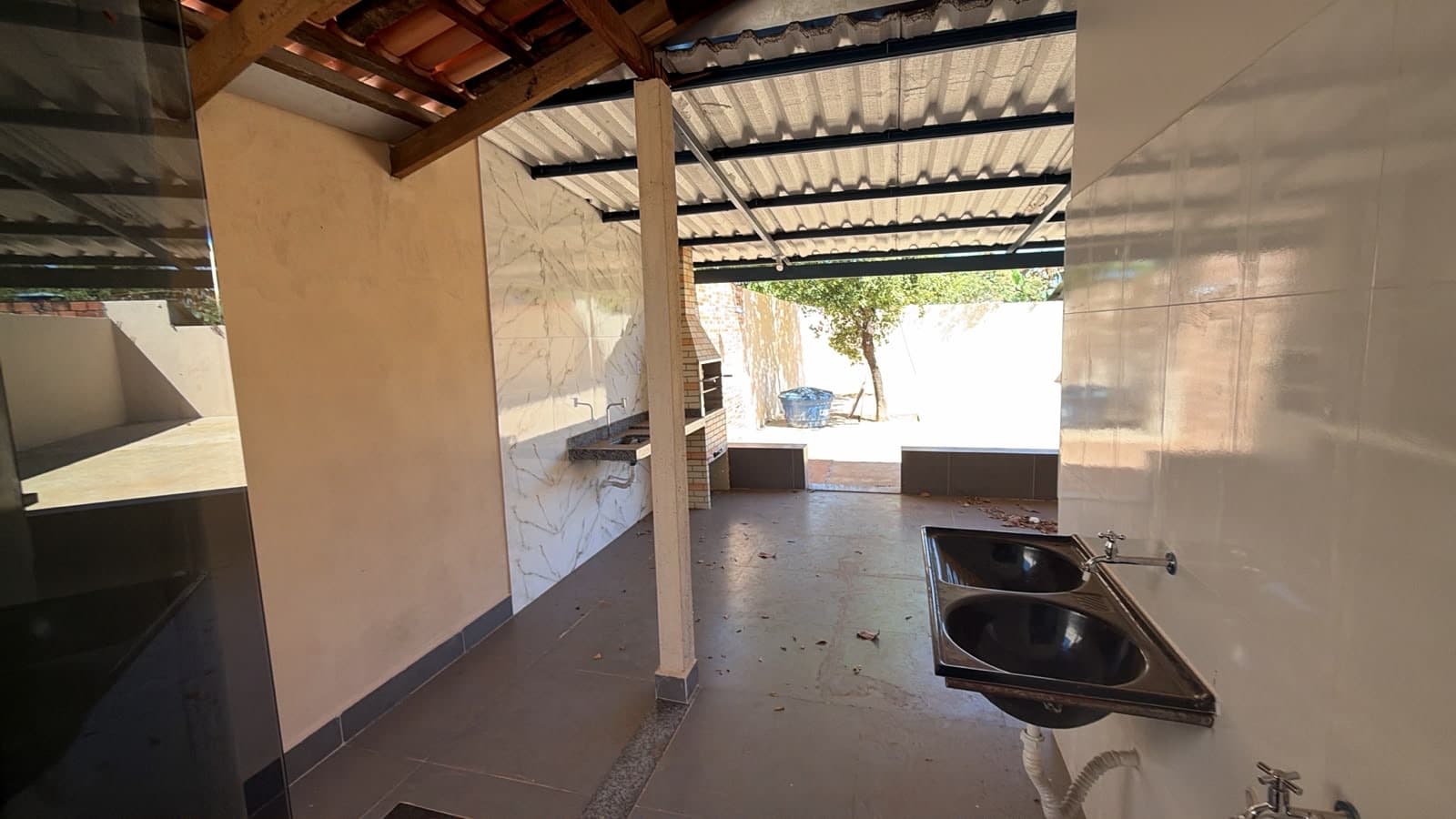 Casa com 2 quartos, suíte e área de lazer no Aureny IV em Palmas