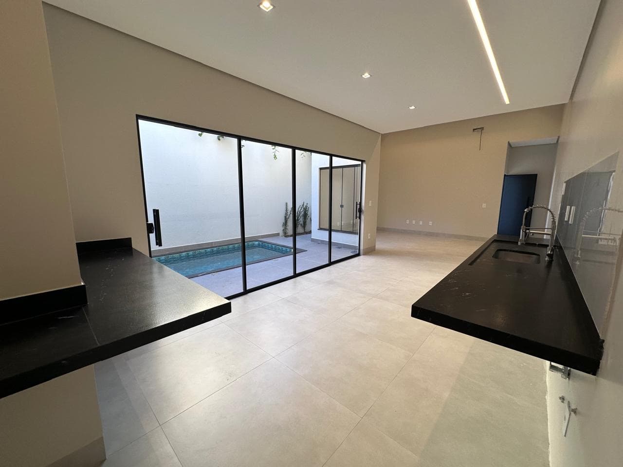 Casa nova à venda na 407 Sul com piscina aquecida e 3 quartos em Palmas