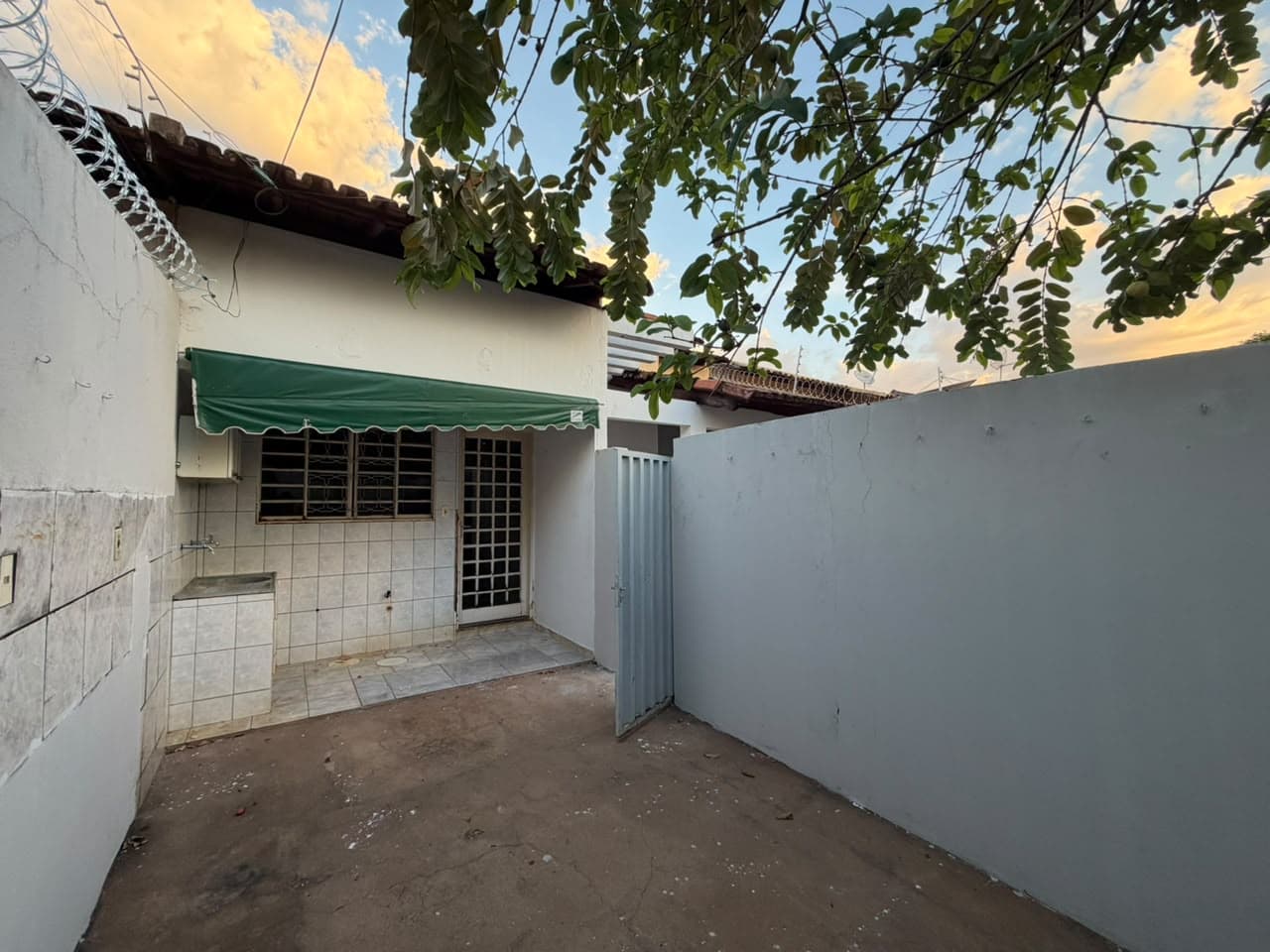 Casa para aluguel com 3 quartos e quintal privativo na 108 Norte - Palmas/TO