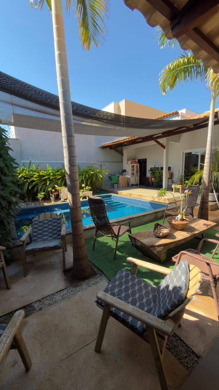 Casa à venda na 407 Sul com piscina, energia solar e 4 quartos