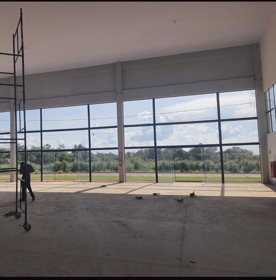 Galpão industrial com 1.100 m² e pé-direito de 9 metros na 903 Sul
