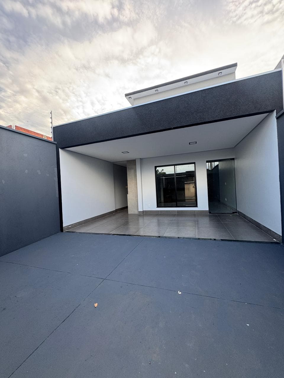 Casa nova desmembrada, 2 quartos com pé direito alto e varanda gourmet no nascente