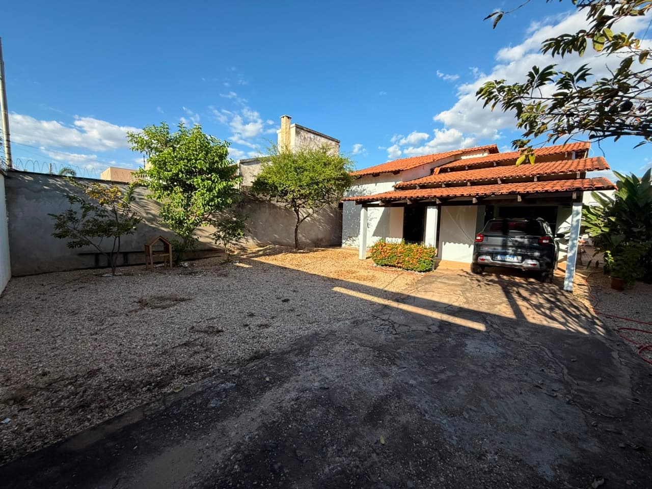 Casa em Lote Grande de 360m² com 2 Suítes na 1103 Sul