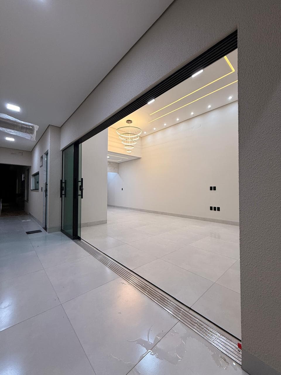 Casa moderna à venda na 505 Sul com 3 suítes e área gourmet em Palmas