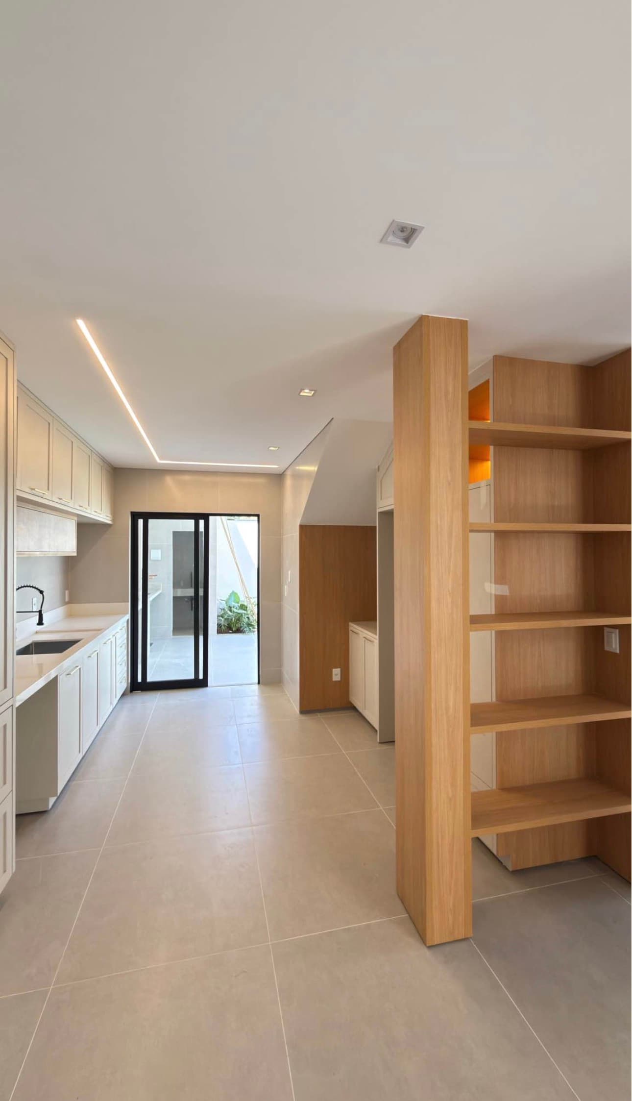 Sobrado de Alto Padrão com 4 Suítes, Piscina e Energia Solar à Venda na Quadra 505 – Palmas/TO
