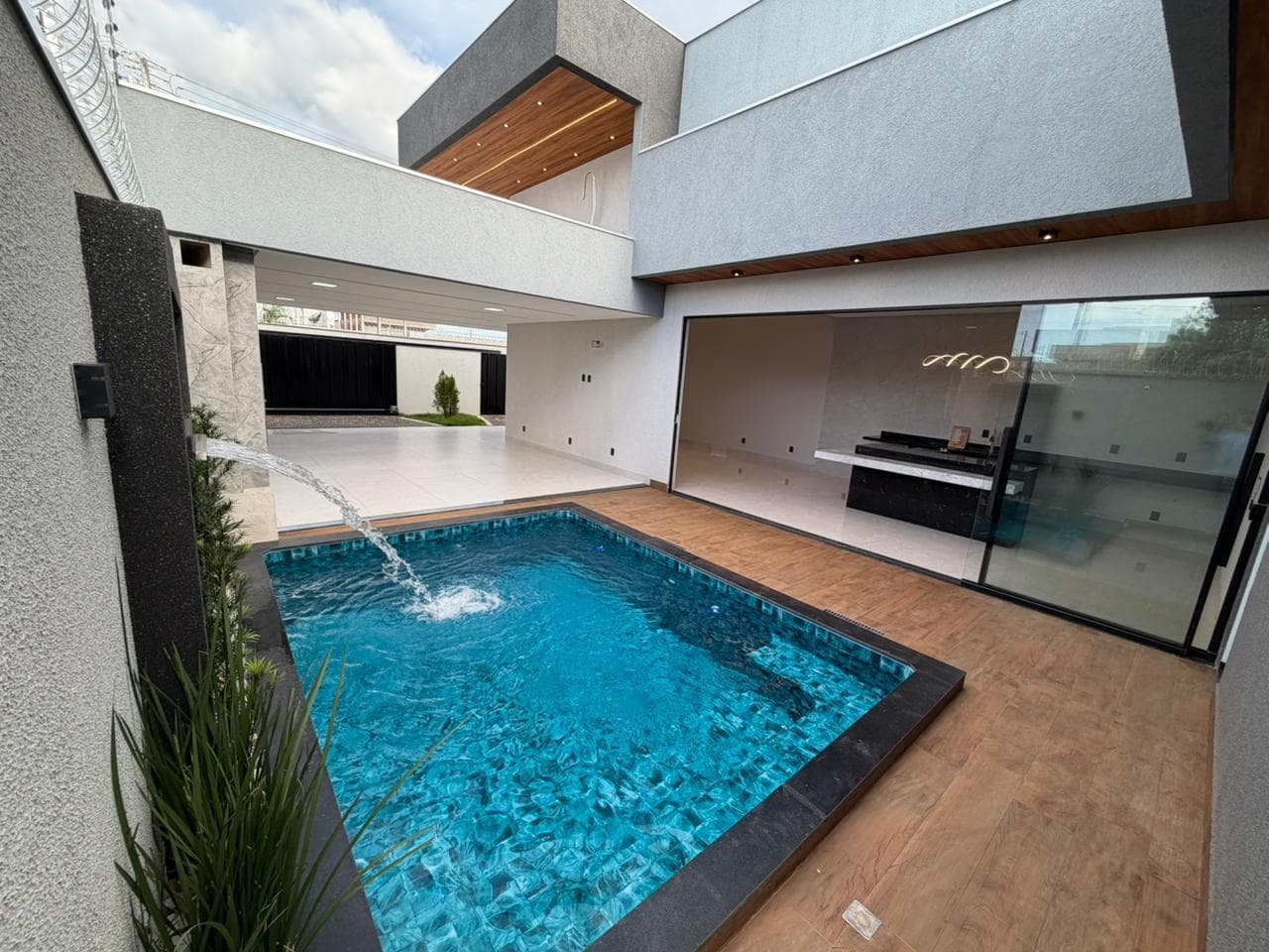 Casa de alto padrão 4 quartos com piscina na 1504 Sul