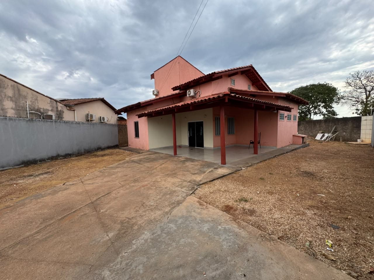 Sobrado à venda na 1203 Sul com 3 suítes, closet e quintal amplo
