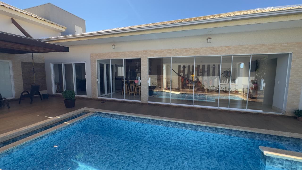 Casa à venda no Condomínio Polinésia — 3 Suítes, Piscina e Área Gourmet