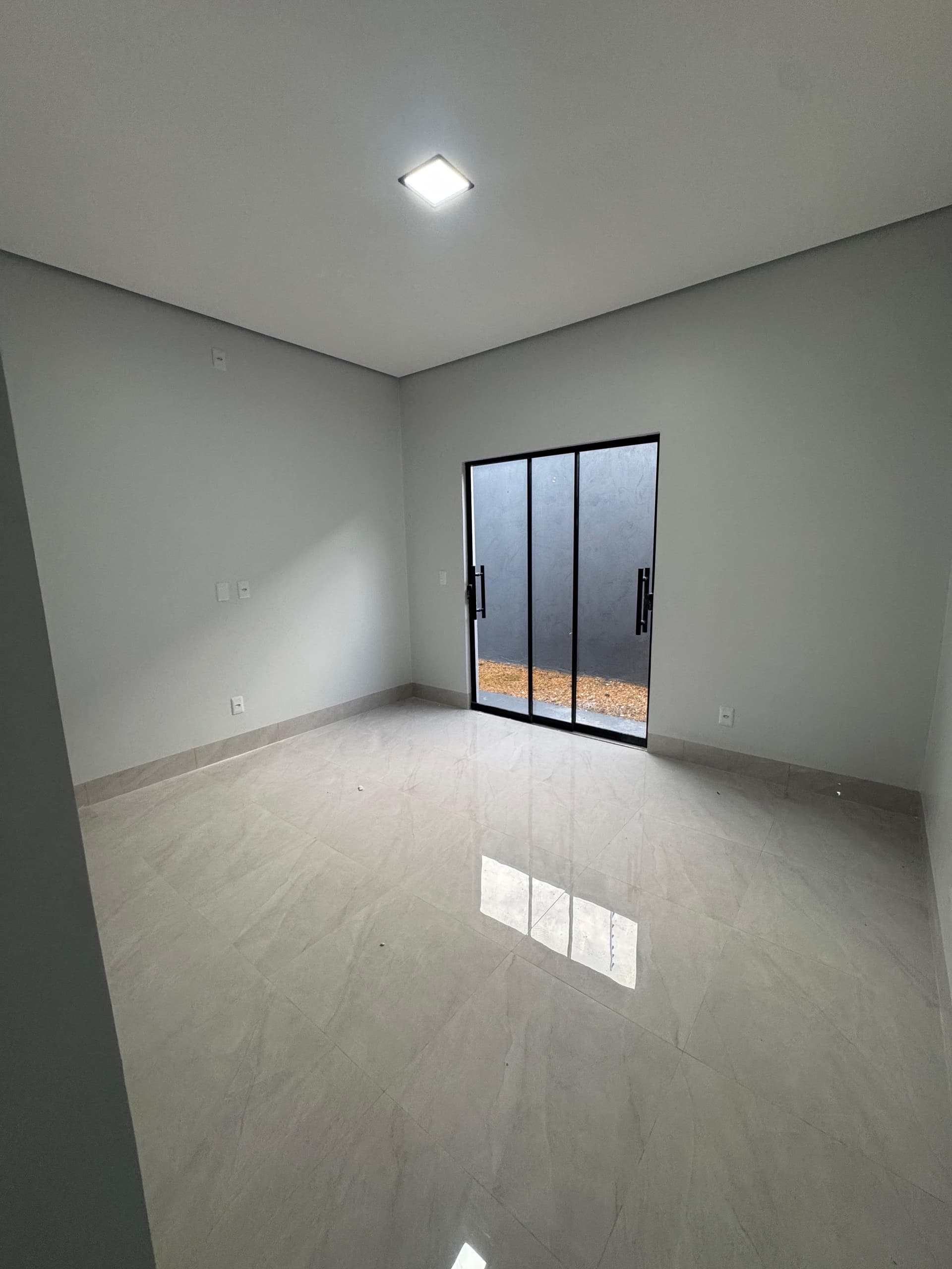 Casa nova desmembrada, 2 quartos com pé direito alto e varanda gourmet no nascente