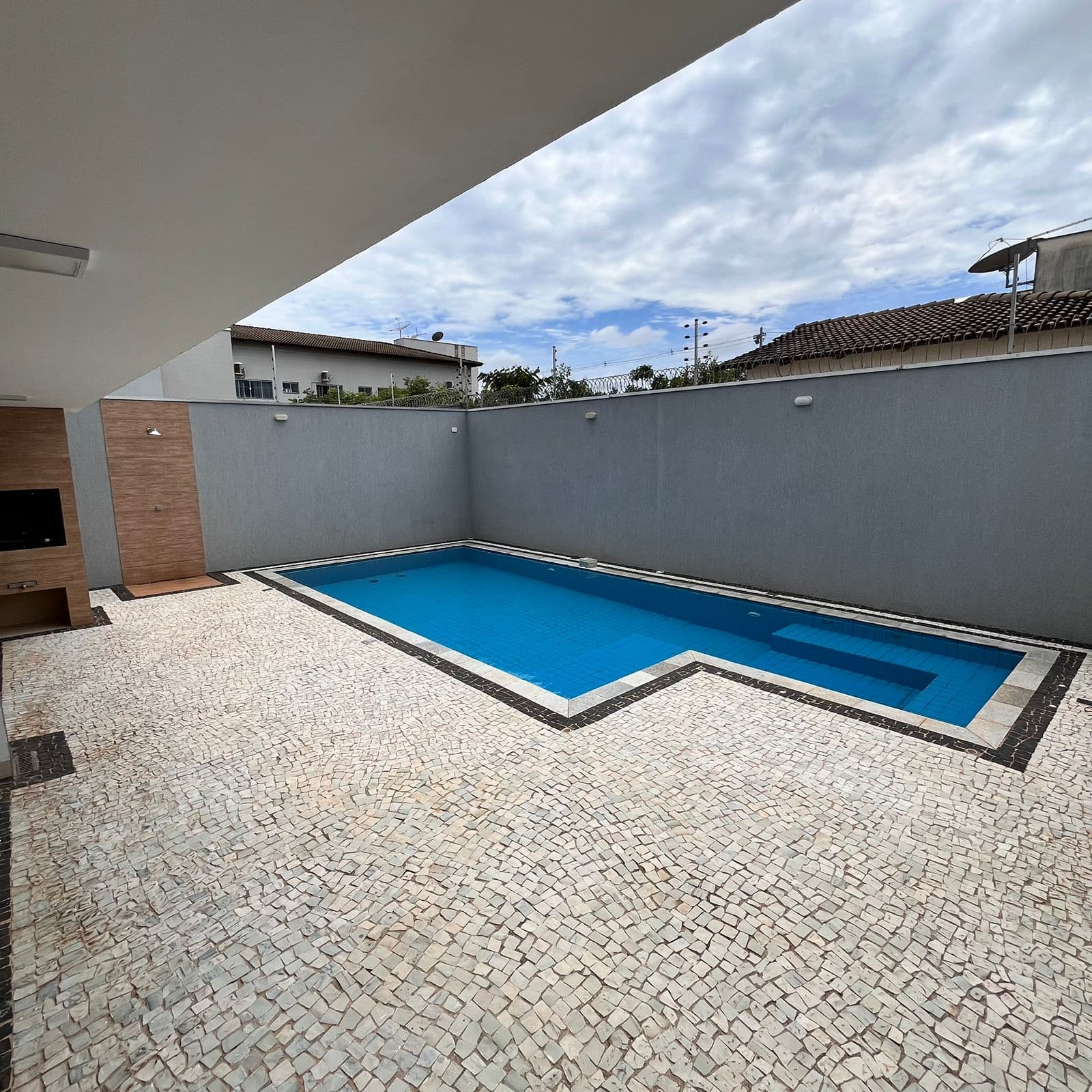 Sobrado de alto Padrão com 5 quartos, sendo 3 suites na quadra 304 norte.