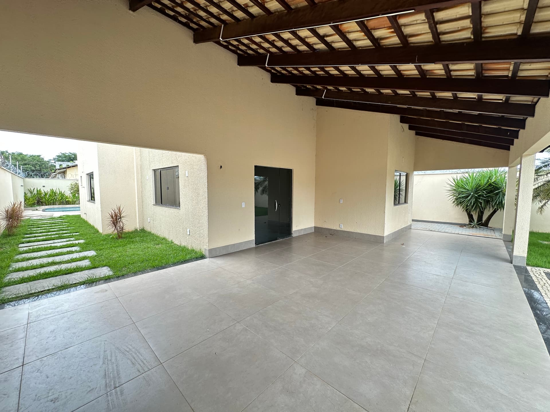 Casa de alto padrão com piscina e 3 quartos na 407 Sul em Palmas