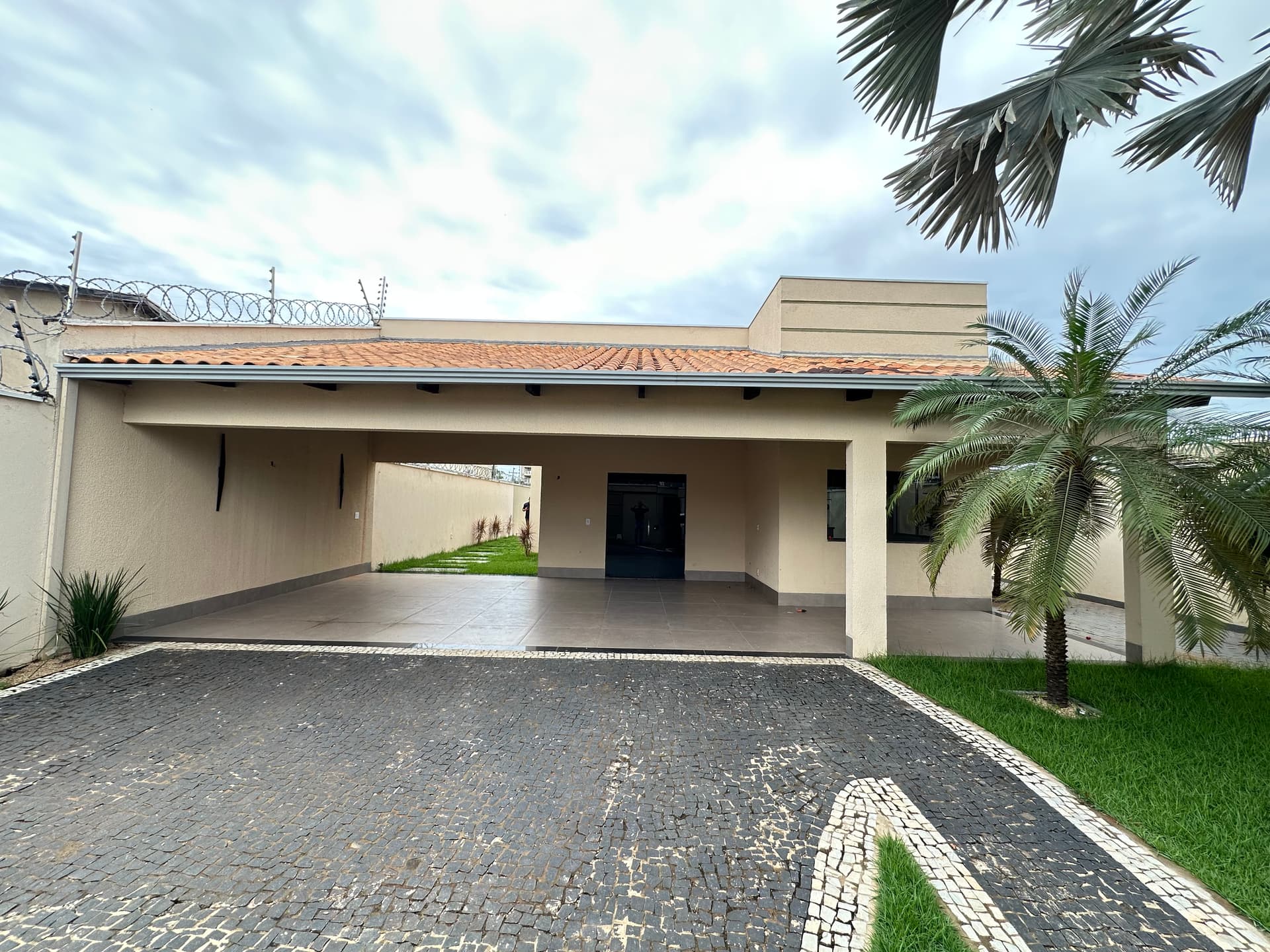 Casa de alto padrão com piscina e 3 quartos na 407 Sul em Palmas