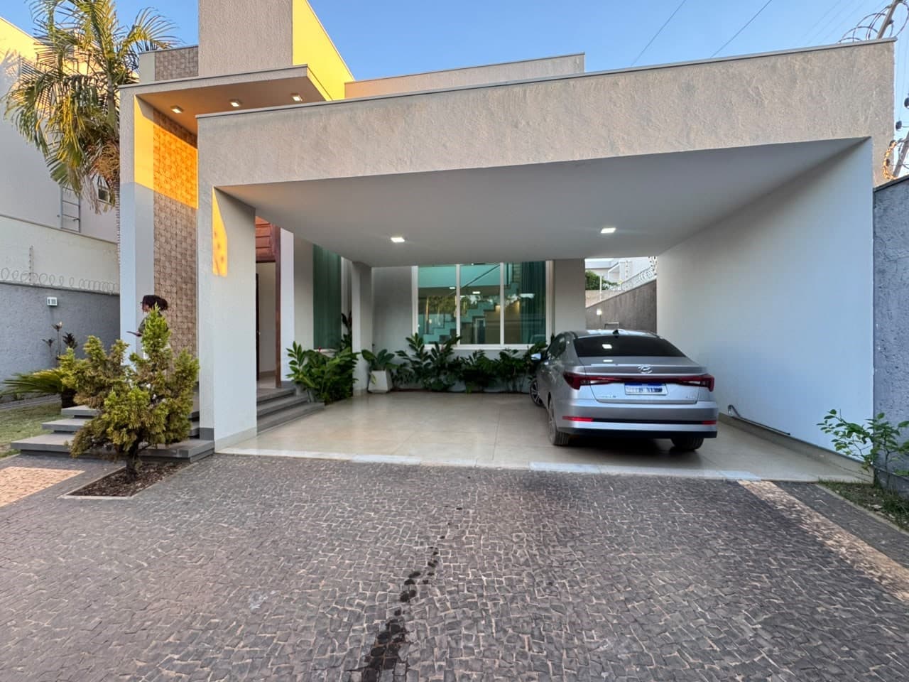 Sobrado de alto padrão com piscina e 3 suítes para locação na 303 Sul – Palmas/TO