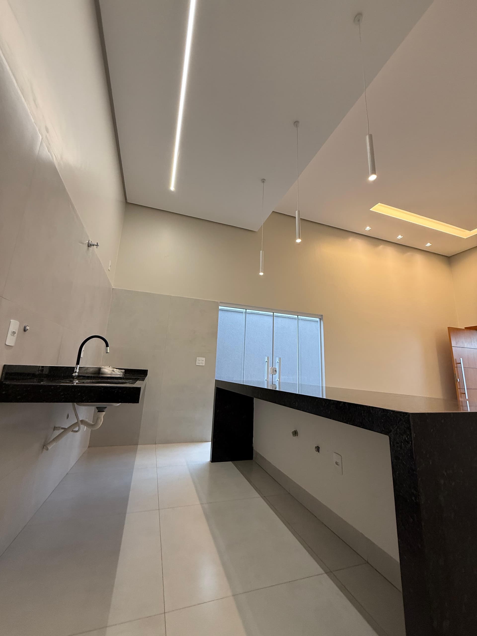 Casa 3 quartos com pé direito duplo e área gourmet na 1504 Sul