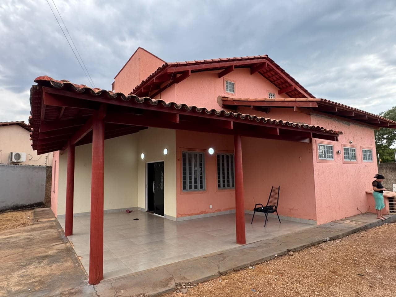 Sobrado à venda na 1203 Sul com 3 suítes, closet e quintal amplo