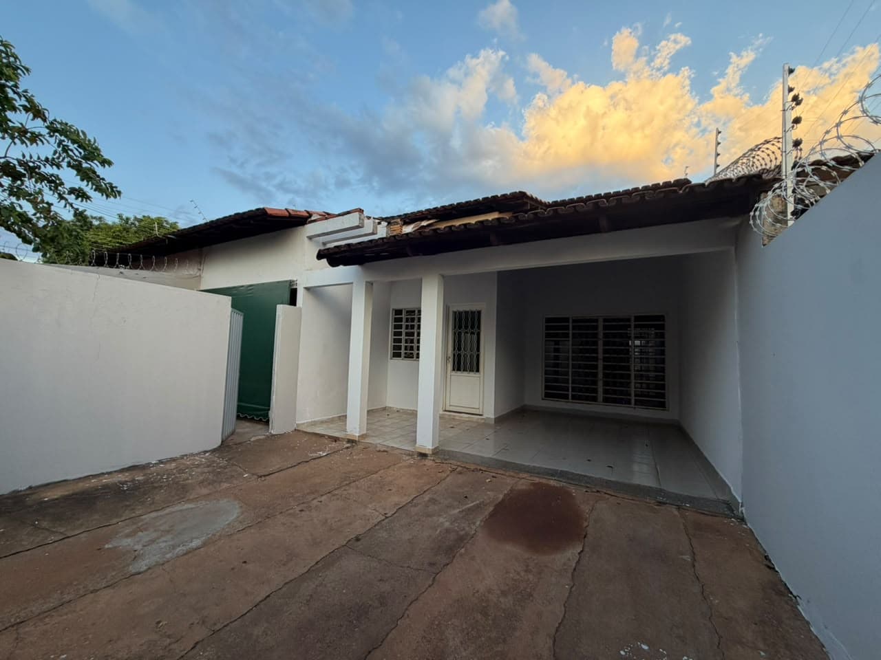 Casa para aluguel com 3 quartos e quintal privativo na 108 Norte - Palmas/TO