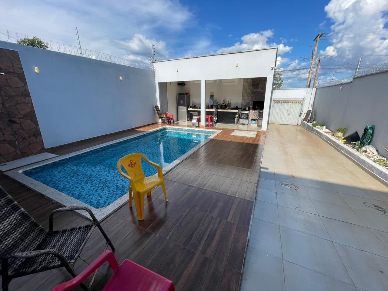 Sobrado de alto padrão 3 suítes com piscina e energia solar em Luzimangues