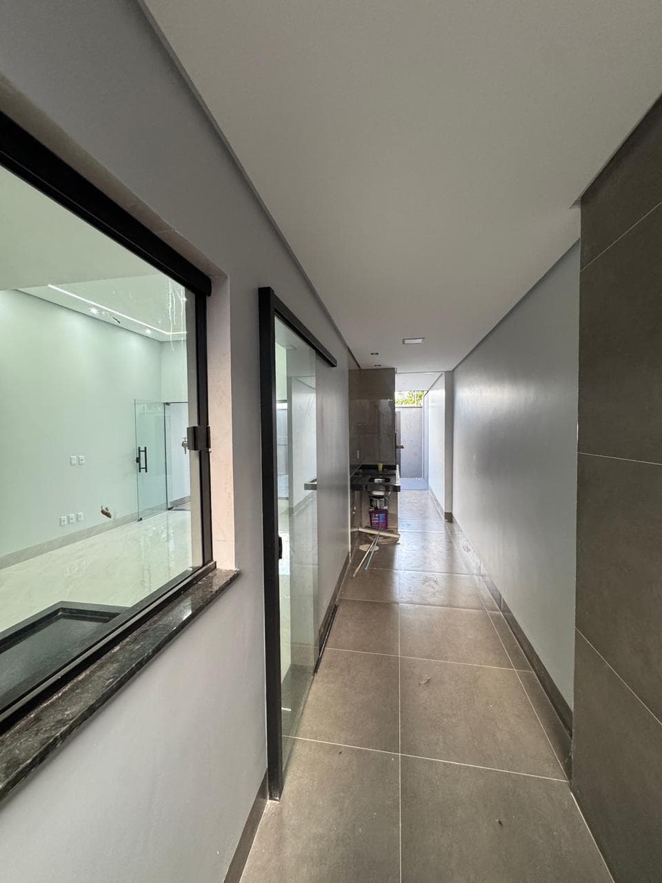 Casa nova desmembrada, 2 quartos com pé direito alto e varanda gourmet no nascente