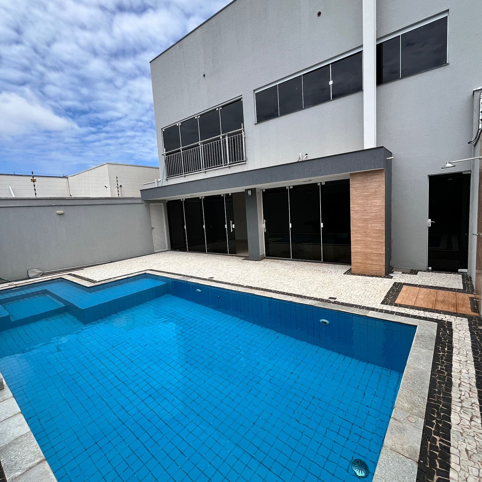 Sobrado de alto Padrão com 5 quartos, sendo 3 suites na quadra 304 norte.