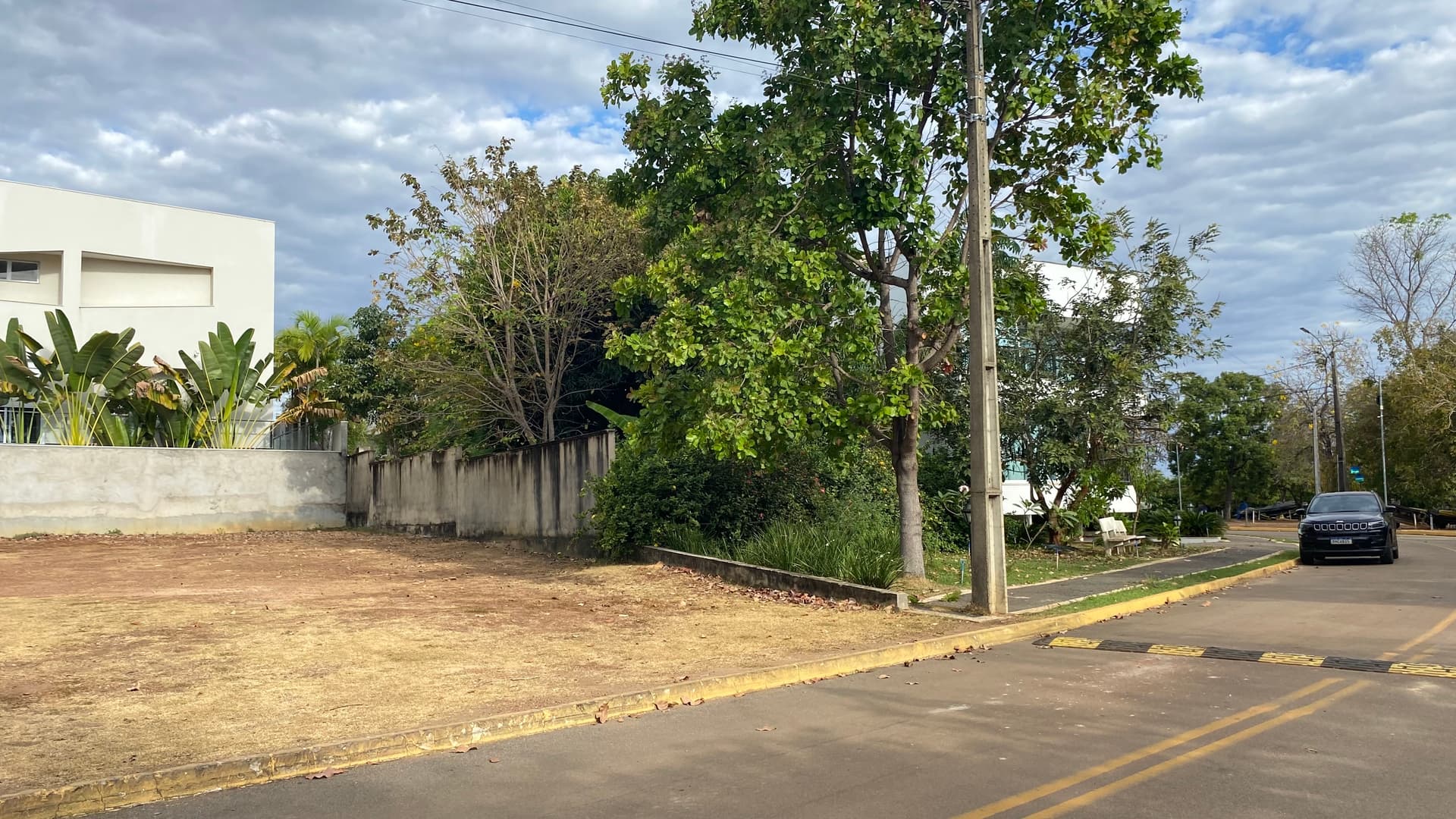 Lote de 550 m² de frente para a praia no Condomínio Mirante do Lago