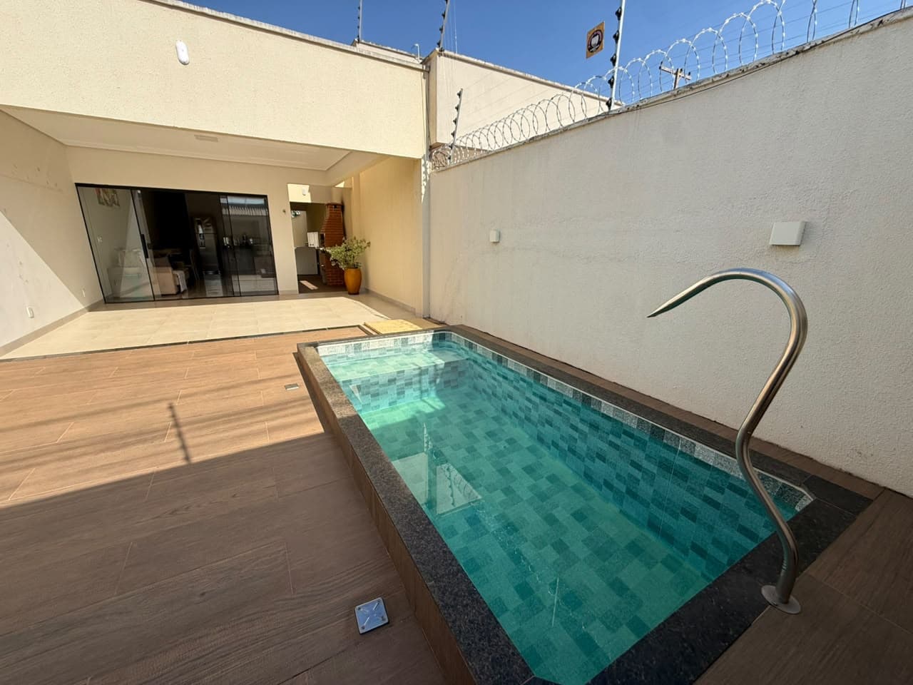 Casa com piscina, 2 quartos (1 suíte) na Quadra 1406 — perto do futuro Shopping Veredas do Lago
