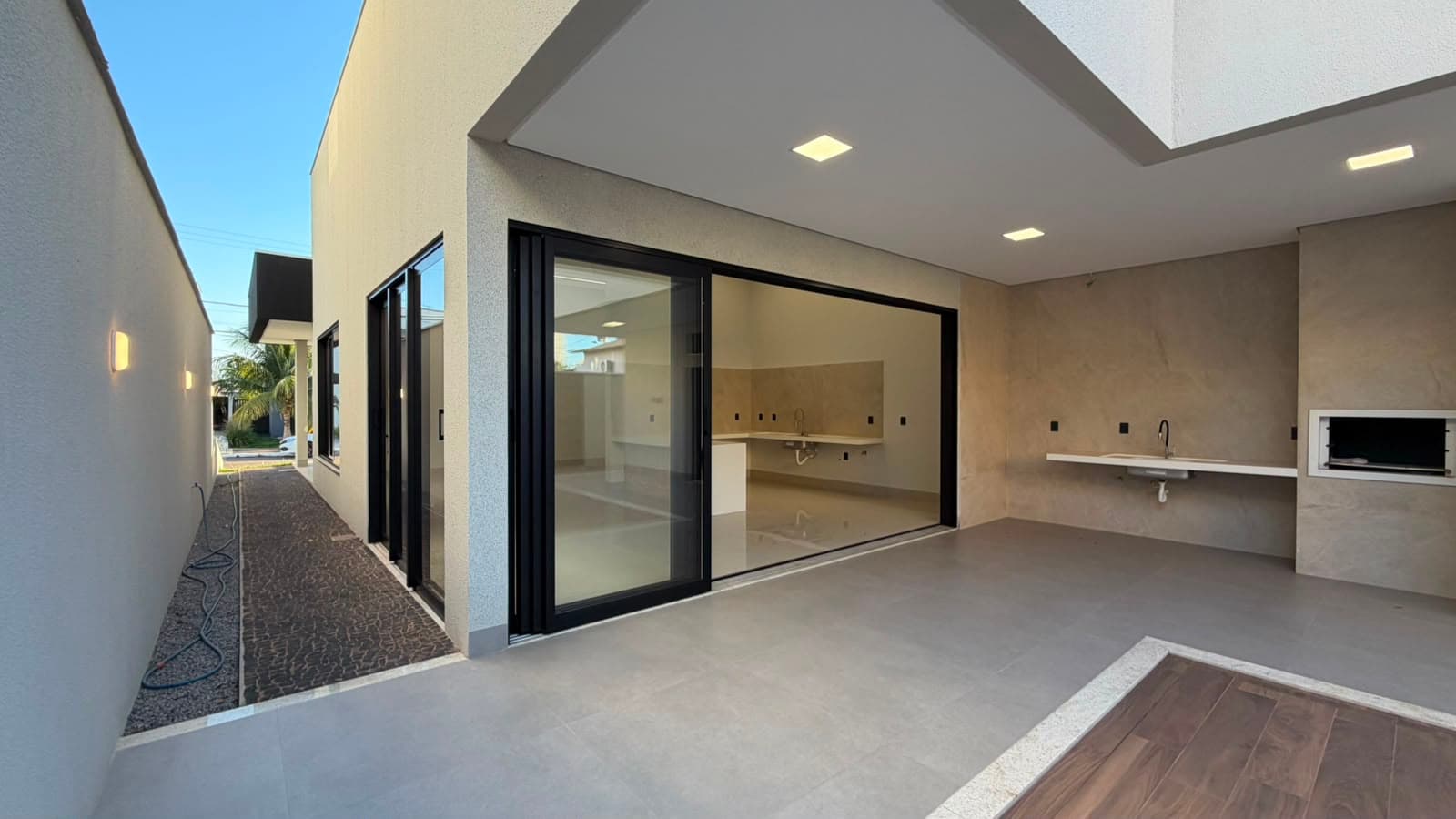 Casa de Alto Padrão à Venda no Condomínio Mirante do Lago – 4 Suítes, Piscina e Área Gourmet | Palmas/TO