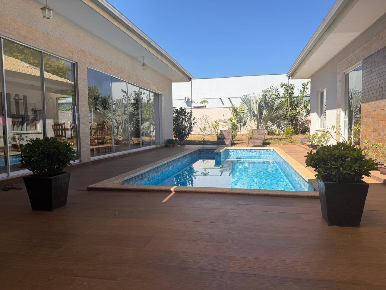 Casa à venda no Condomínio Polinésia — 3 Suítes, Piscina e Área Gourmet