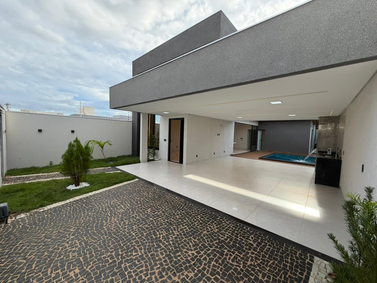Casa de alto padrão 4 quartos com piscina na 1504 Sul