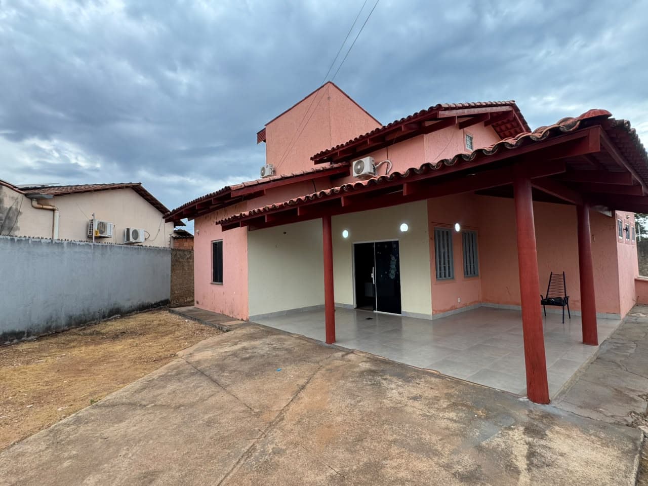 Sobrado à venda na 1203 Sul com 3 suítes, closet e quintal amplo
