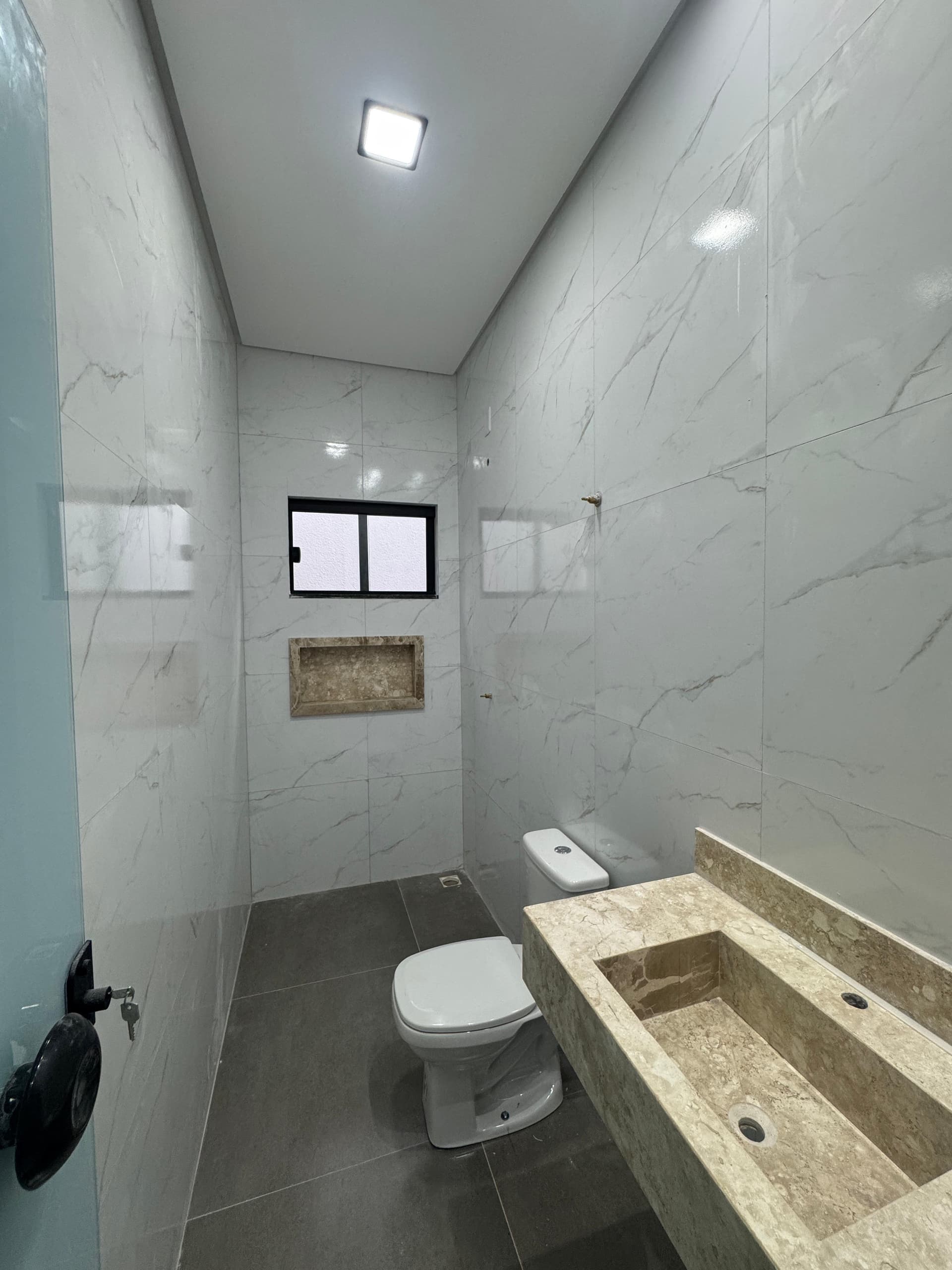 Casa nova desmembrada, 2 quartos com pé direito alto e varanda gourmet no nascente