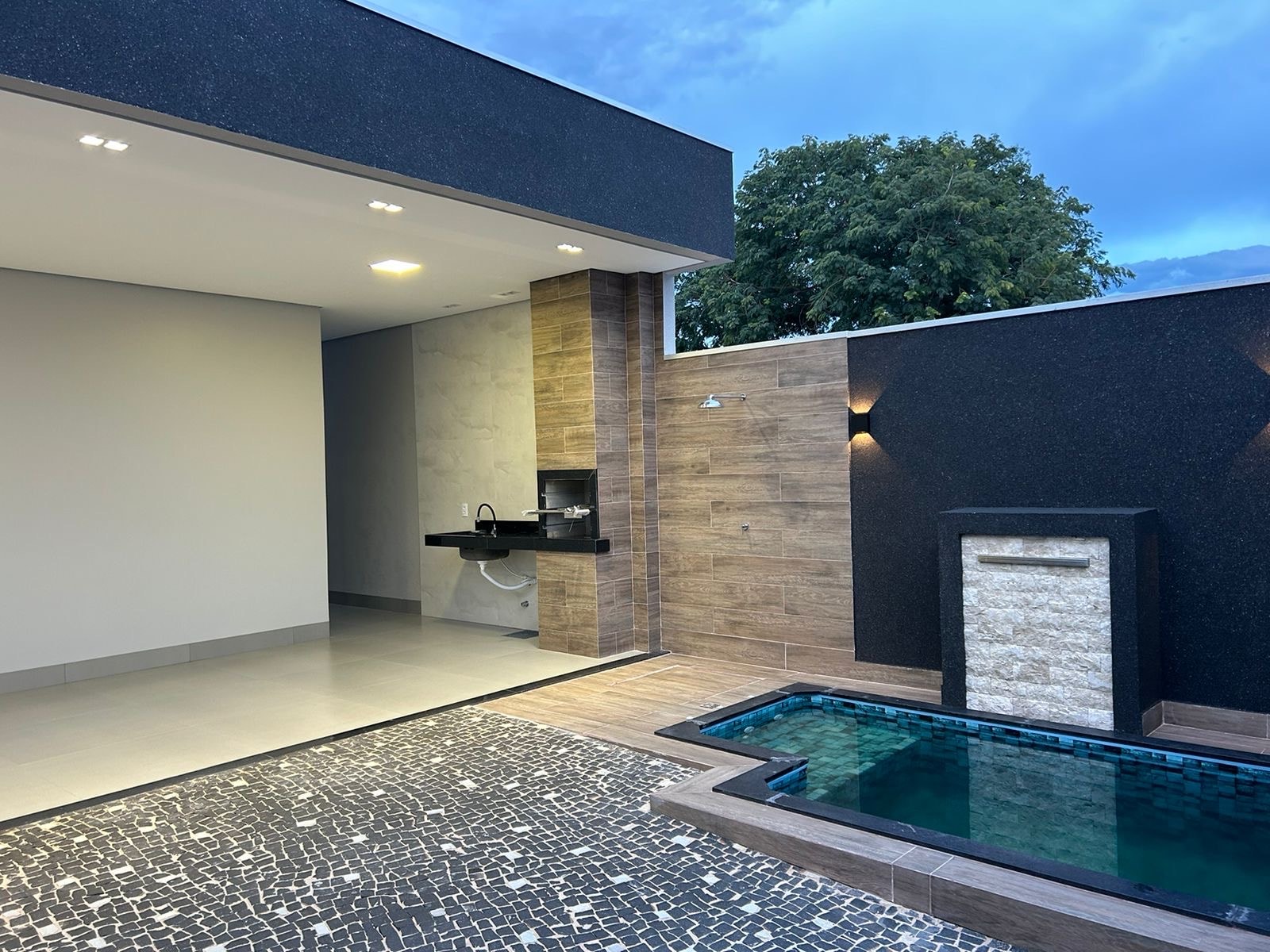 Casa de alto padrão 3 quartos com piscina e closet na 507 Sul