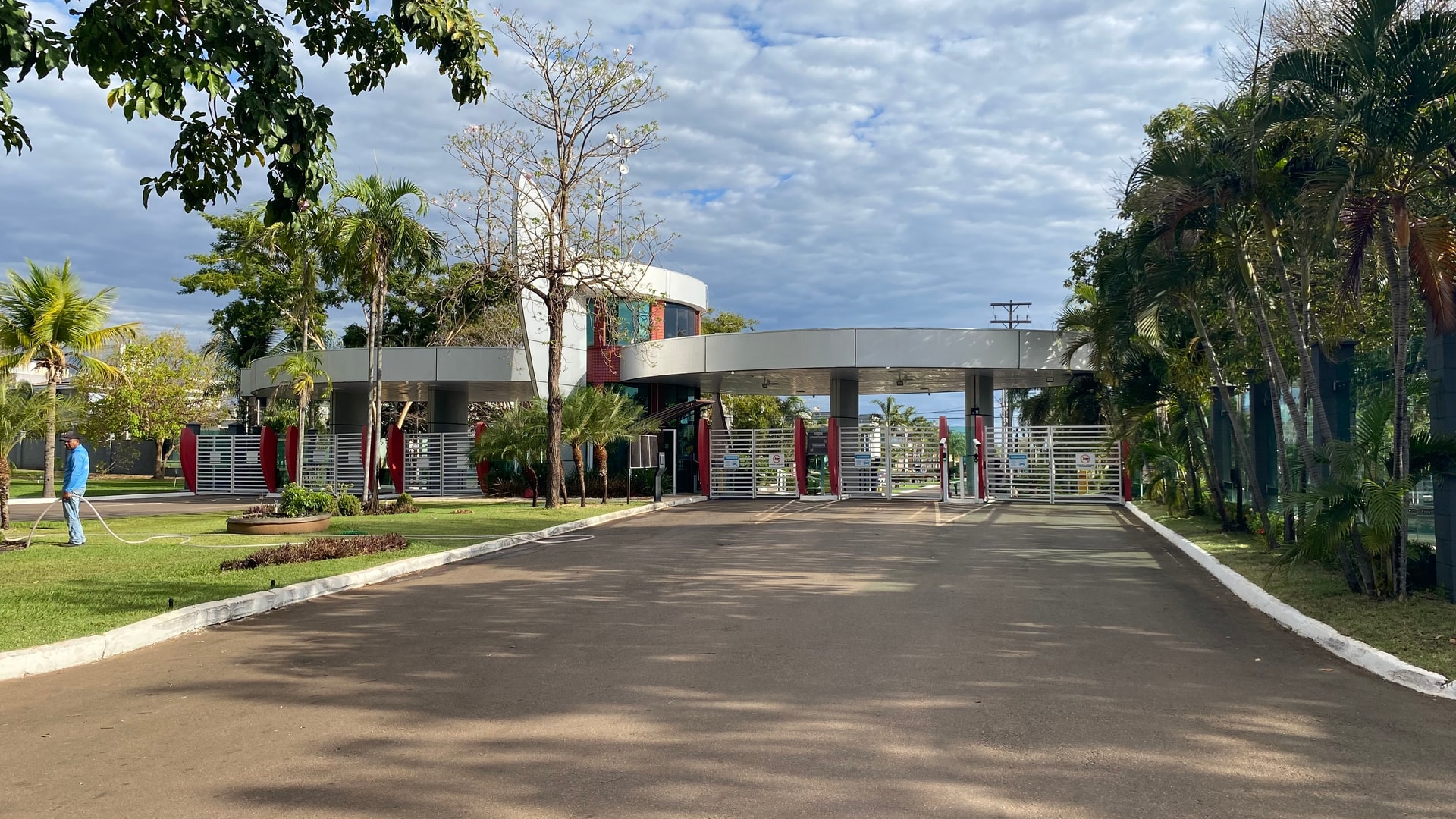 Lote de 550 m² de frente para a praia no Condomínio Mirante do Lago