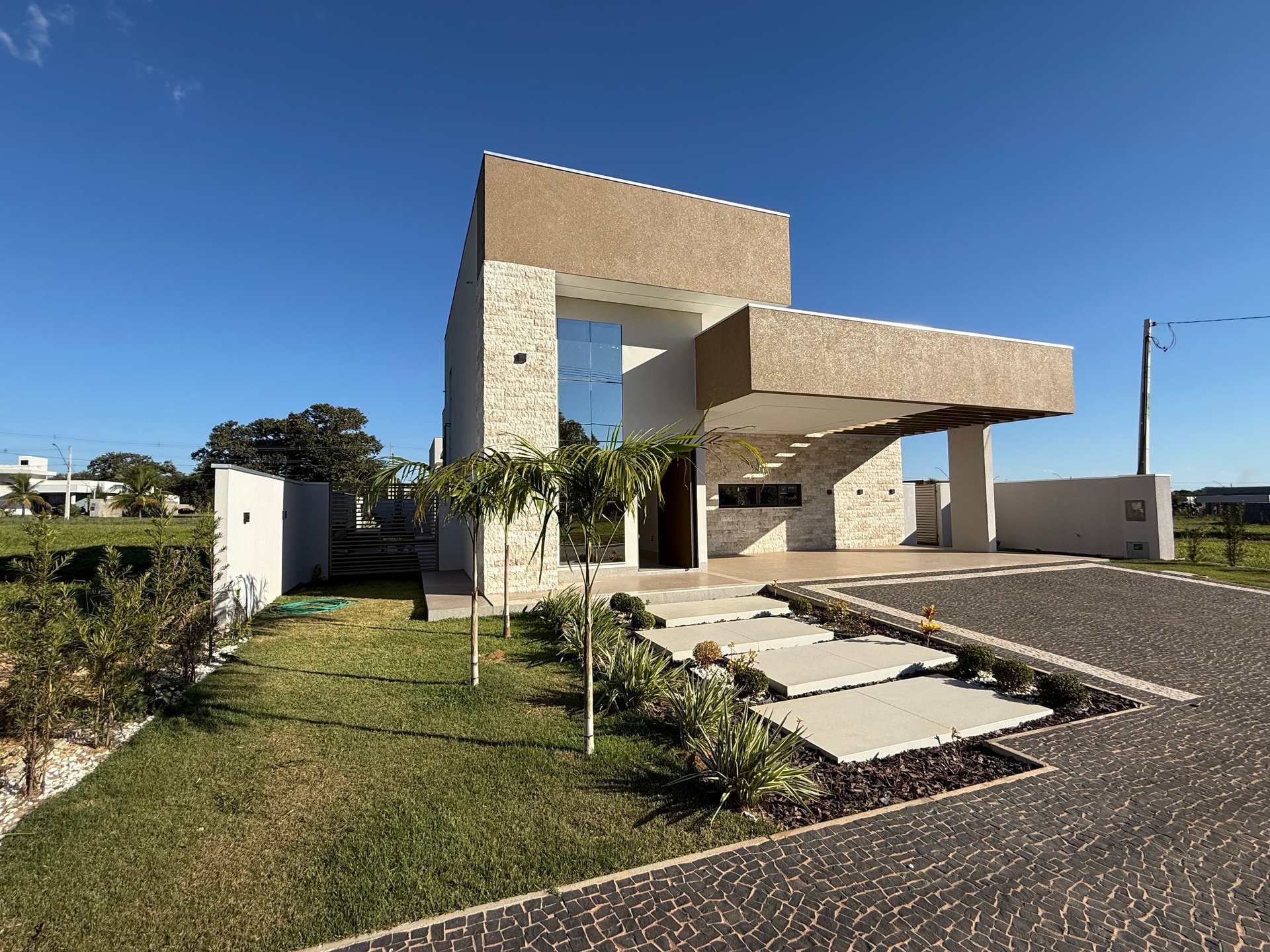 Casa de Alto Padrão com 4 Suítes à Venda no Caribe Golf em Palmas – TO