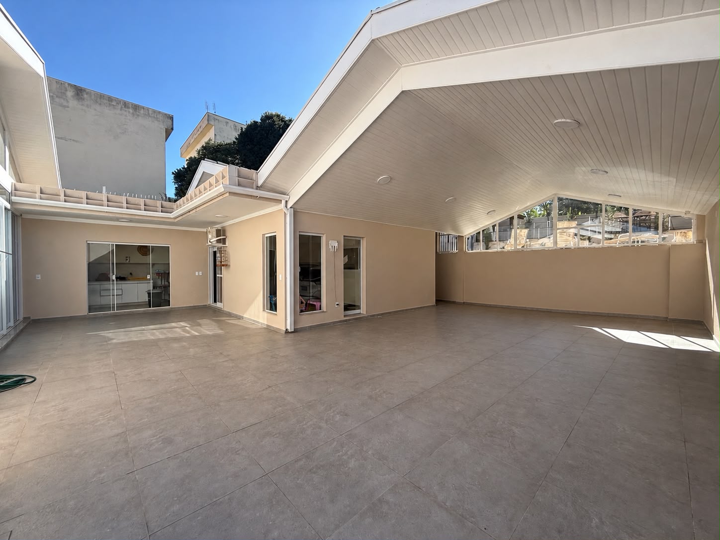 Casa de Alto Padrão Totalmente Mobiliada com 4 Suítes e Piscina à Venda em Pedregulho – Guaratinguetá/SP