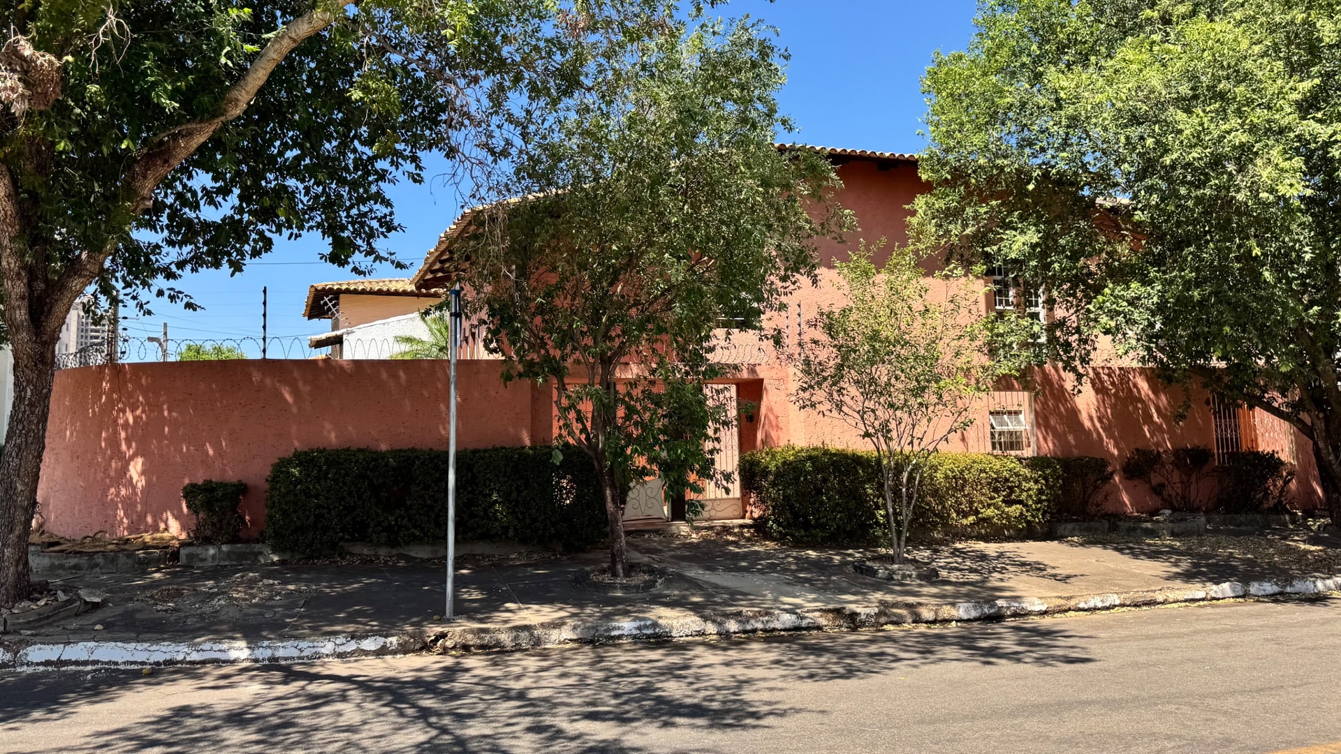 Casa de Esquina com 4 Quartos e Piscina à Venda na 206 Sul – Palmas/TO