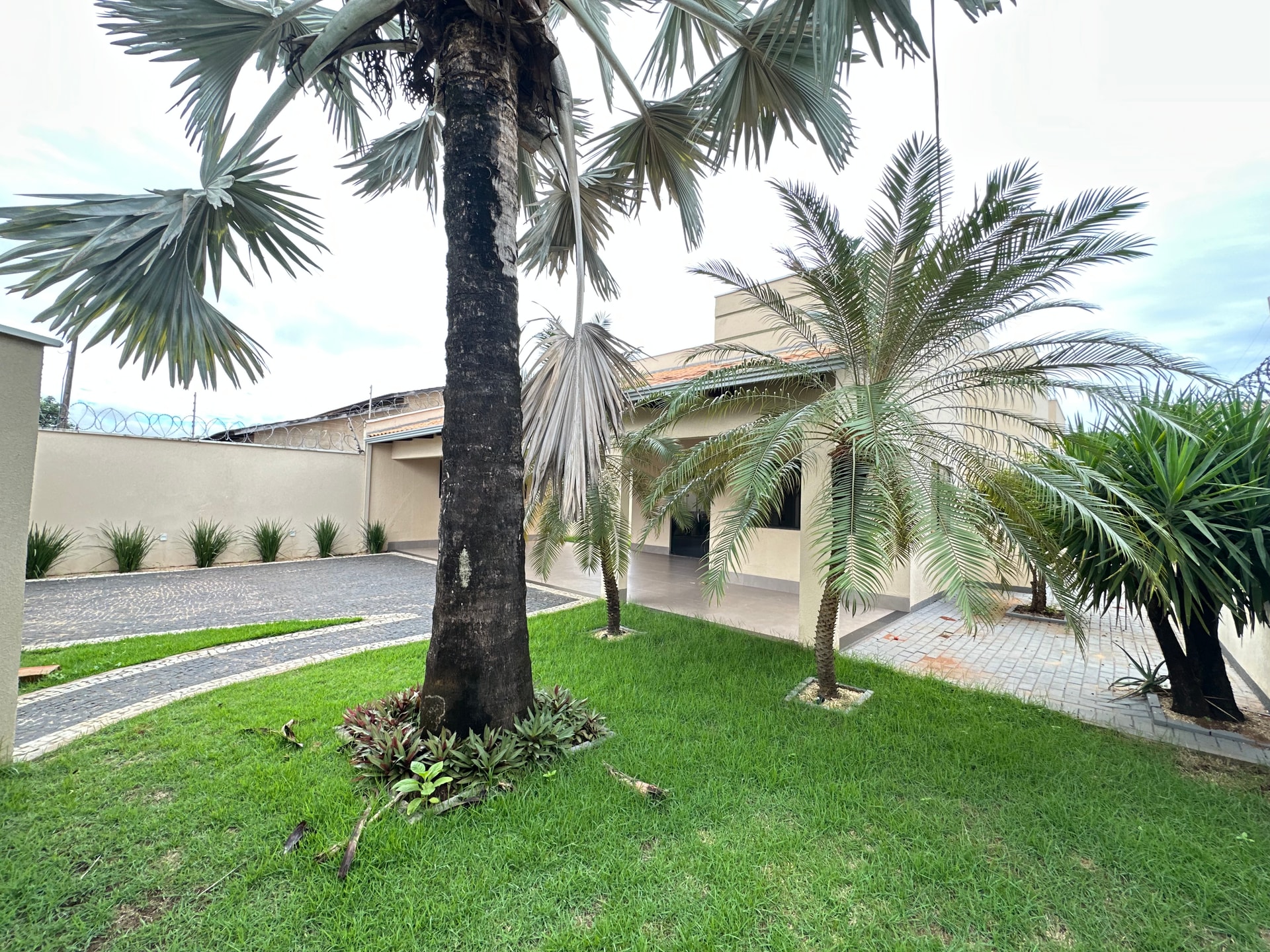 Casa de alto padrão com piscina e 3 quartos na 407 Sul em Palmas