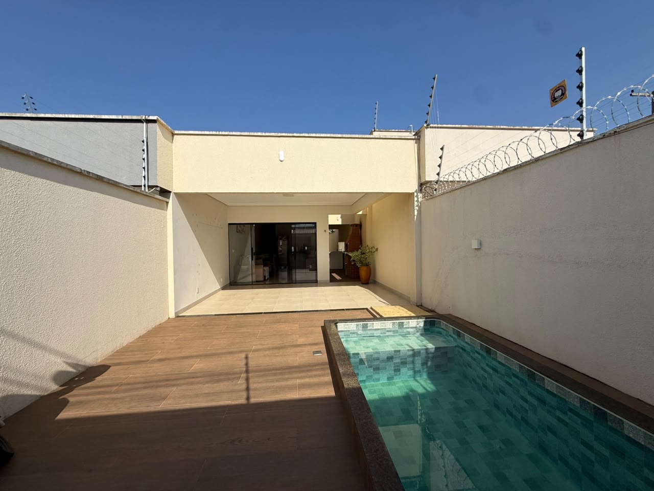 Casa com piscina, 2 quartos (1 suíte) na Quadra 1406 — perto do futuro Shopping Veredas do Lago