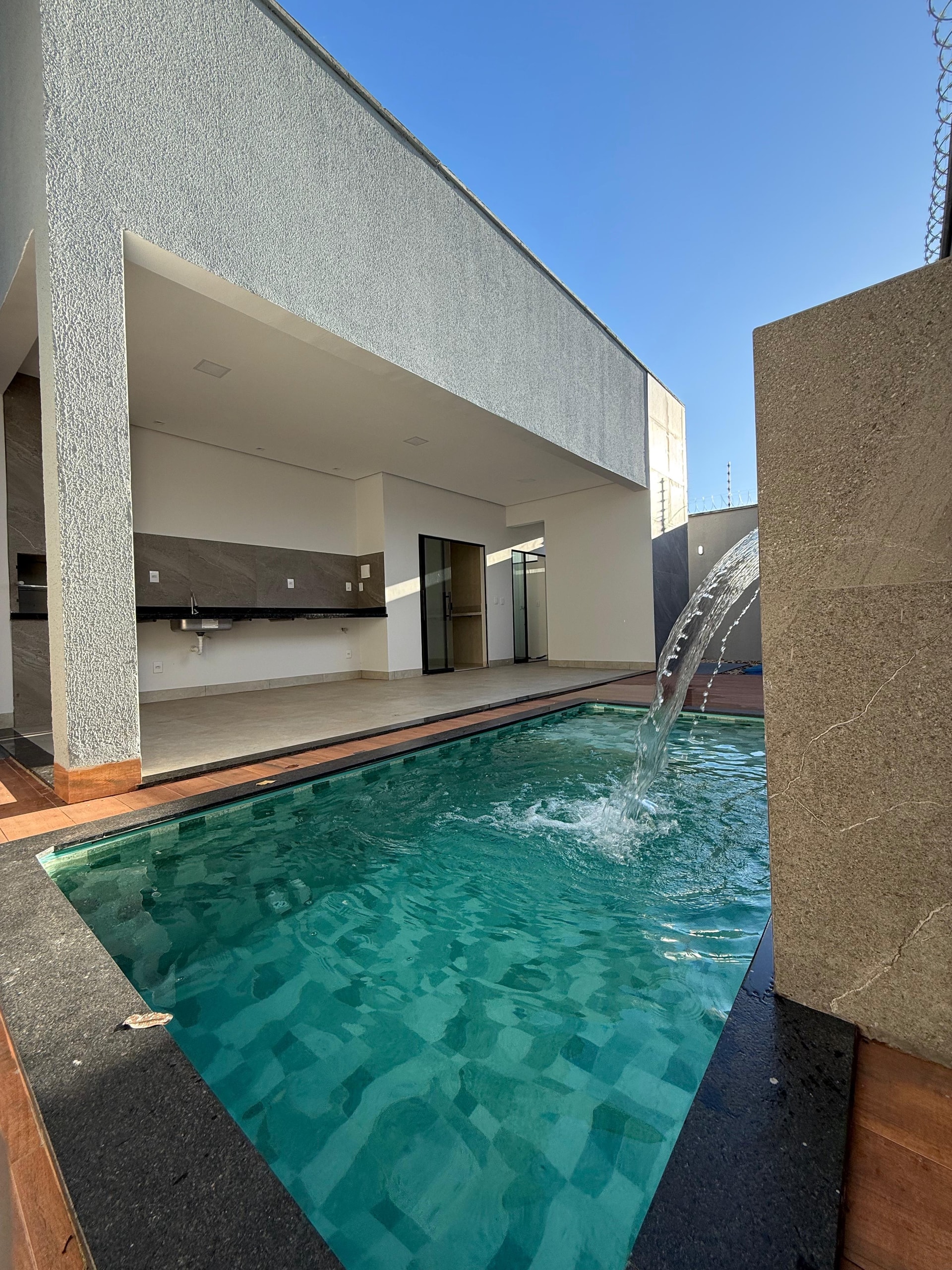 Casa de alto padrão 3 quartos com piscina e energia solar na 1603 Sul
