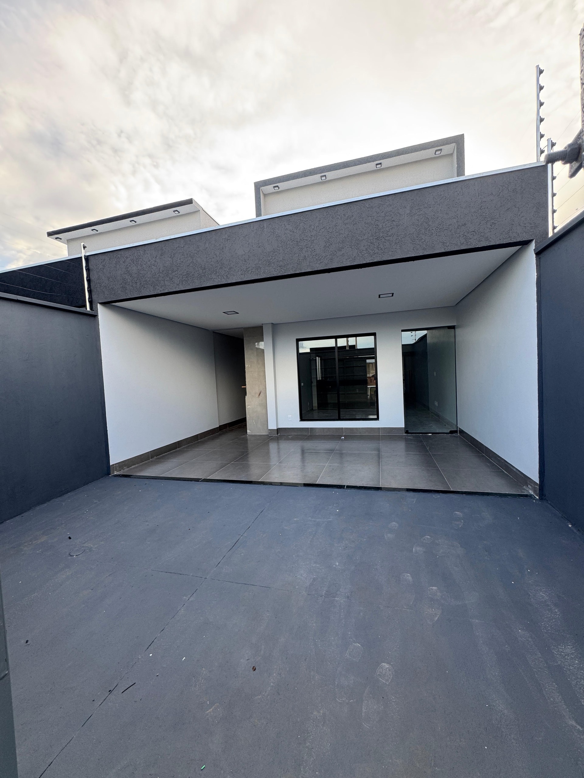 Casa nova desmembrada, 2 quartos com pé direito alto e varanda gourmet no nascente